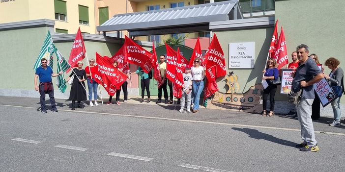Il presidio davanti alla Italo Calvino di Orbassano Il presidio davanti alla Italo Calvino di Orbassano