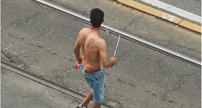 Armato di machete, minaccia i clienti di un negozio a Nichelino: arrestato (foto di archivio) Armato di machete, minaccia i clienti di un negozio a Nichelino: arrestato (foto di archivio)