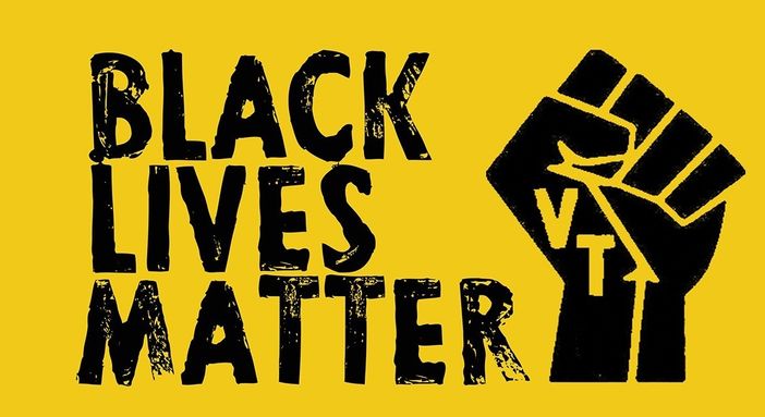 Flash mob a Pinerolo per ricordare George Floyd e sostenere la protesta antirazzista