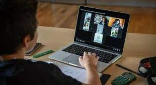 bimbo davanti a un pc portatile bimbo davanti a un pc portatile