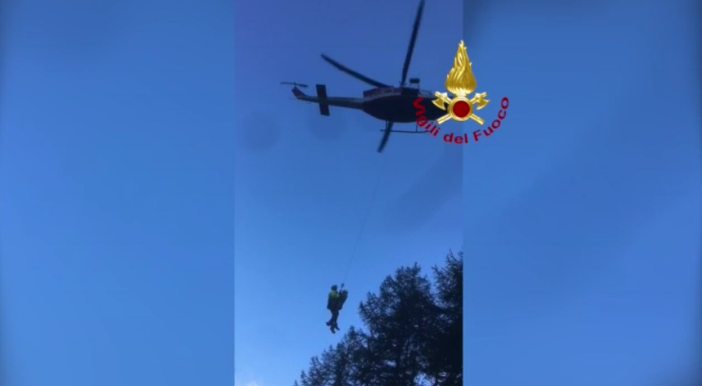 Si perde tra i boschi di Prali: lo recuperano sano e salvo i vigili del fuoco [VIDEO]