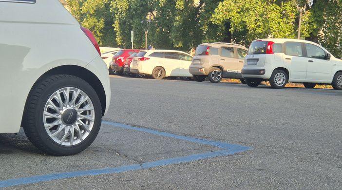 Da domani a Pinerolo si parcheggia gratis sulle strisce blu Da domani a Pinerolo si parcheggia gratis sulle strisce blu