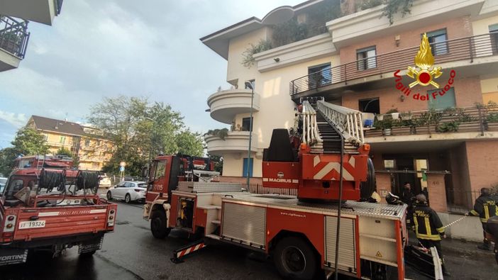 Incendio in un alloggio di via Montebello a Pinerolo: evacuate due persone [FOTO]