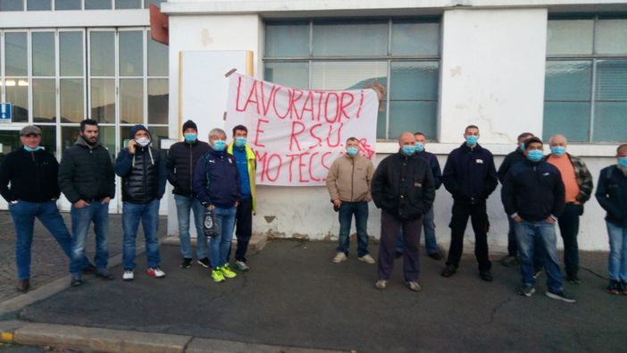 Presidio di fronte ai cancelli della Primotecs di Villar Perosa [FOTO]