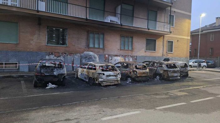 Incendio nella notte a Nichelino: cinque auto distrutte dalle fiamme [VIDEO]