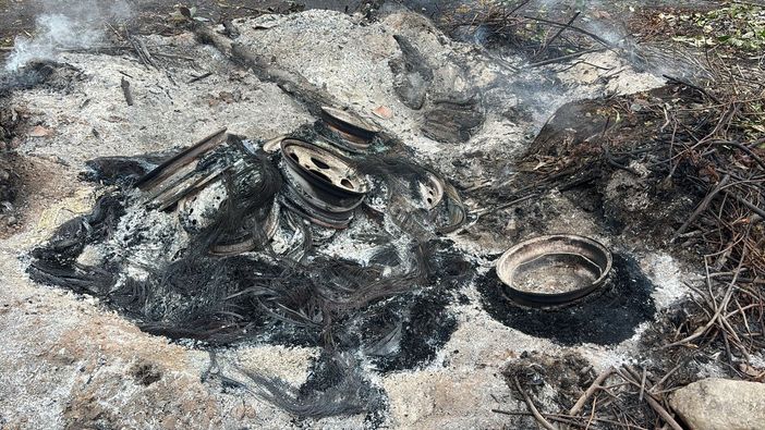 Le gomme gettate sui resti del falò