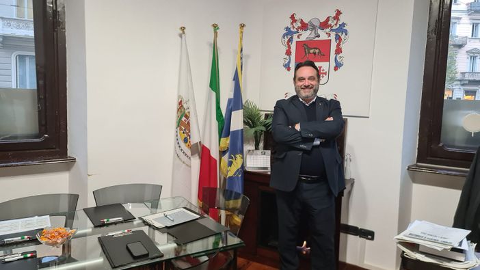 Persona che sorride dietro una scrivania Persona che sorride dietro una scrivania