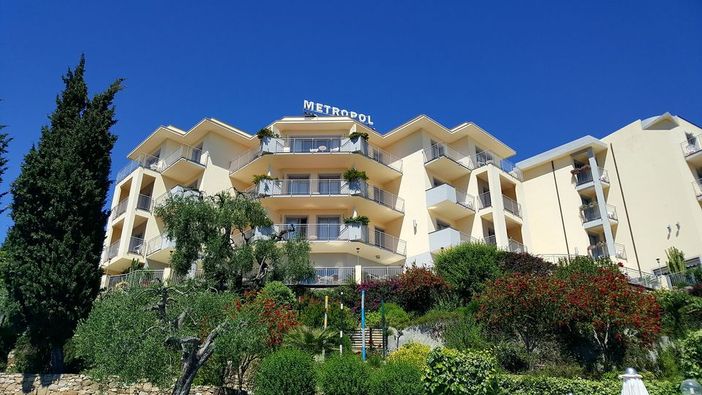 Desideri trascorrere le tue vacanze tra sole, spiaggia, divertimento e relax? Allora l'Hotel Metropol fa al caso tuo! (VIDEO)