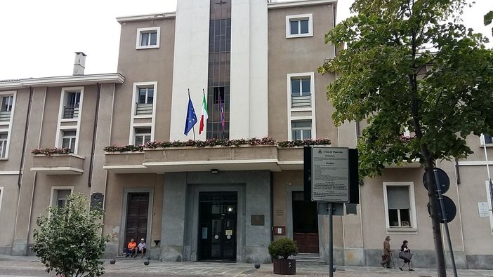 La facciata del Comune di Pinerolo diventa arancione per difendere i diritti delle donne La facciata del Comune di Pinerolo diventa arancione per difendere i diritti delle donne