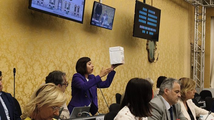 Gettonisti, in Consiglio regionale la protesta del M5S Gettonisti, in Consiglio regionale la protesta del M5S