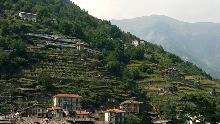 Dalle antiche vie della Val San Martino alla passeggiata nelle vigne di Ramìe