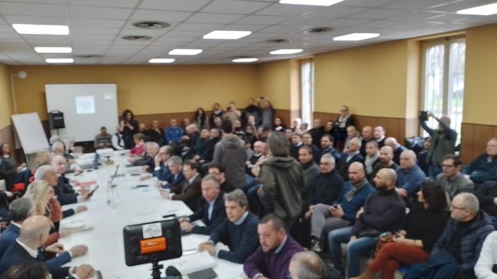 Firma del contratto di Stellantis tra aziende e sindacati