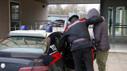 Minacciava e perseguitava la madre perché voleva soldi: arrestato dai carabinieri di Moncalieri Minacciava e perseguitava la madre perché voleva soldi: arrestato dai carabinieri di Moncalieri