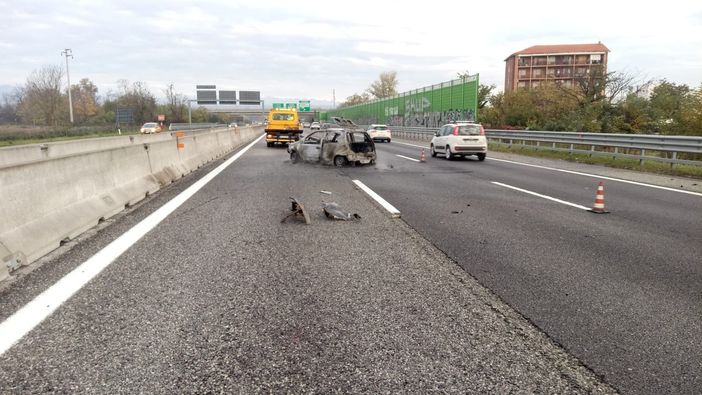 Stupinigi, attimi di paura: auto prende fuoco sulla tangenziale