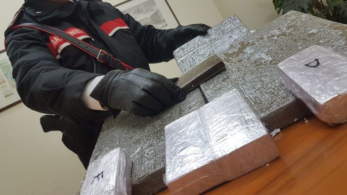 Controlli dei Carabinieri nel Torinese: in manette 3 spacciatori, chiuso un bar frequentato da pregiudicati Controlli dei Carabinieri nel Torinese: in manette 3 spacciatori, chiuso un bar frequentato da pregiudicati