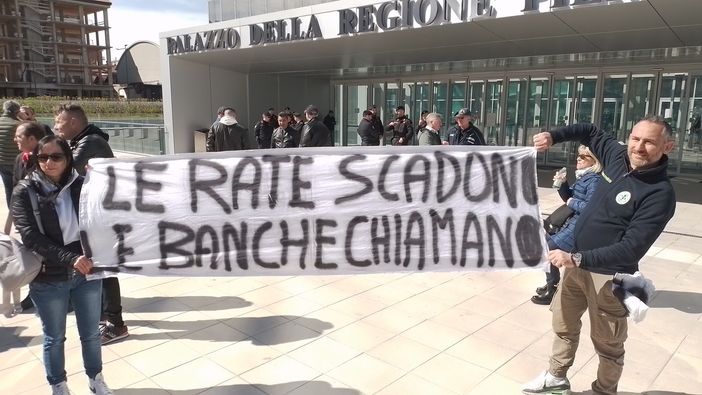 Delgrosso, la disperazione dei 108 lavoratori raggiunge il Grattacielo Piemonte Delgrosso, la disperazione dei 108 lavoratori raggiunge il Grattacielo Piemonte