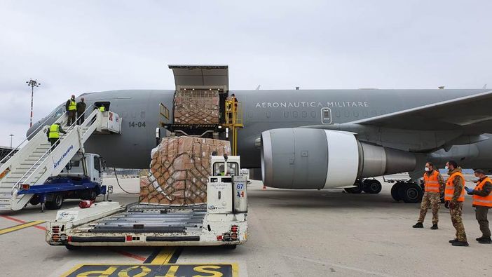Coronavirus, dal ministero della Difesa nuovo materiale sanitario con destinazione Caselle [FOTO]