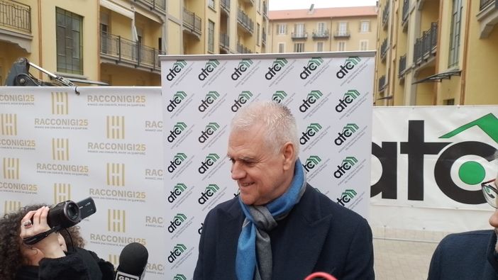 Paolo Zangrillo davanti a cartellone Atc Paolo Zangrillo davanti a cartellone Atc