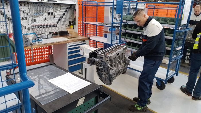 stabilimento di Mirafiori con operai stabilimento di Mirafiori con operai