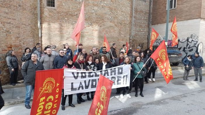 Crisi Delgrosso, lavoratori in presidio sotto il Consiglio Regionale Crisi Delgrosso, lavoratori in presidio sotto il Consiglio Regionale