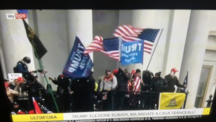 Manifestanti hanno assaltato il parlamento americano Manifestanti hanno assaltato il parlamento americano