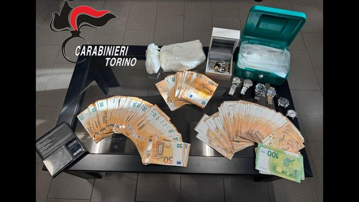 Nel laboratorio confezionava droga e Rolex falsi: 36enne arrestato a Nichelino Nel laboratorio confezionava droga e Rolex falsi: 36enne arrestato a Nichelino