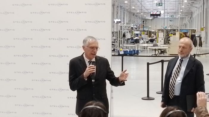 Carlos Tavares mentre parla a una platea Carlos Tavares mentre parla a una platea