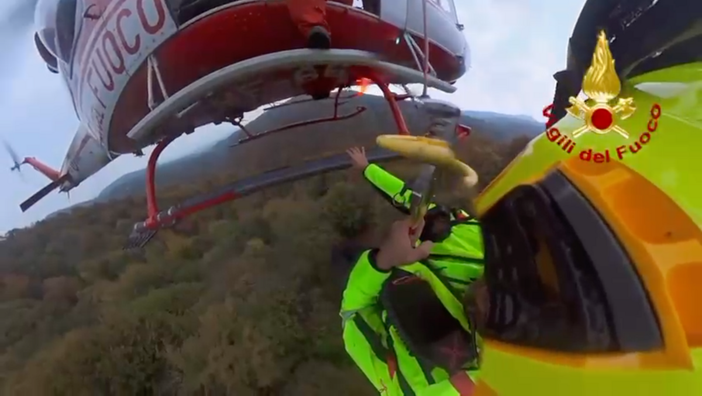 Dispersi nei boschi di Giaveno mentre cercano funghi: salvati dai Vigili del Fuoco con elicottero