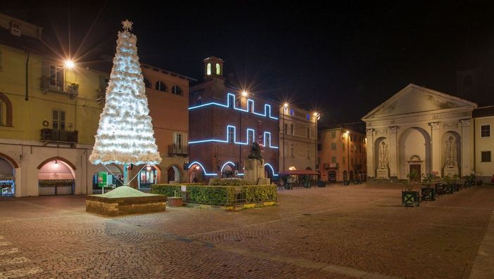 Natale solidale a Carmagnola con 165.000 euro in buoni spesa donati dal Comune alle famiglie in difficoltà Natale solidale a Carmagnola con 165.000 euro in buoni spesa donati dal Comune alle famiglie in difficoltà