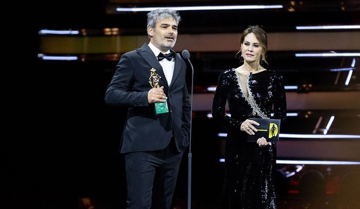 Il pinerolese Davide Tortone che riceve il David di Donatello Il pinerolese Davide Tortone che riceve il David di Donatello