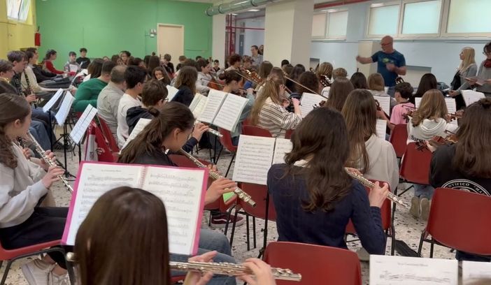 A Pinerolo gli studenti suonano e dipingono per migliorare l’aspetto del pronto soccorso