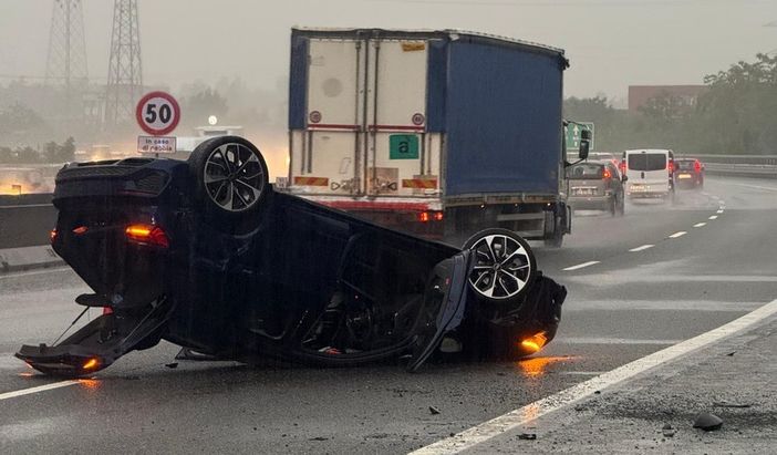 Auto si ribalta all'altezza di Stupinigi: traffico in tilt in tangenziale sud Auto si ribalta all'altezza di Stupinigi: traffico in tilt in tangenziale sud