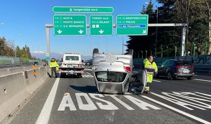Scontro in tangenziale, un'auto si ribalta sulla carreggiata a testa in giù: due feriti, disagi al traffico