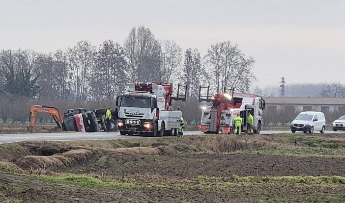 Pancalieri: camion fuori strada in direzione Vigone