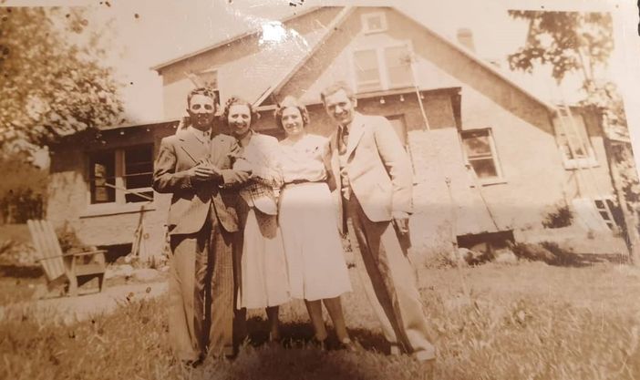 Blanche (seconda da sinistra) ed Edmond Long (ultimo), nel 1939, di fronte alla loro casa in costruzione Blanche (seconda da sinistra) ed Edmond Long (ultimo), nel 1939, di fronte alla loro casa in costruzione