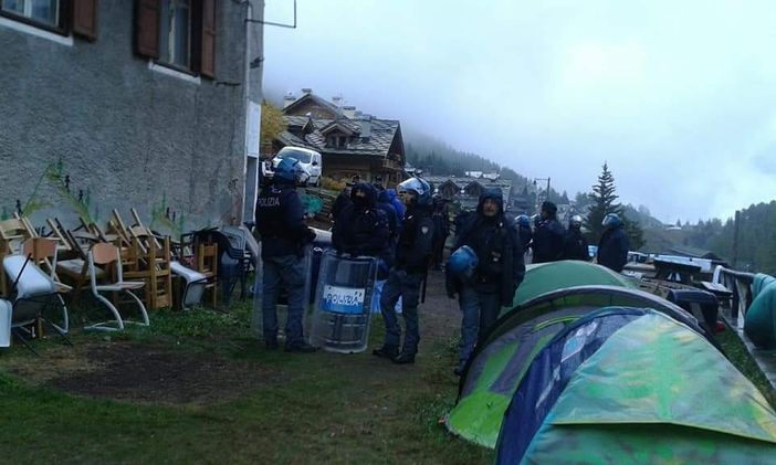 L'operazione per liberare "Chez Jesoulx" ha preso il via stamattina all'alba L'operazione per liberare "Chez Jesoulx" ha preso il via stamattina all'alba