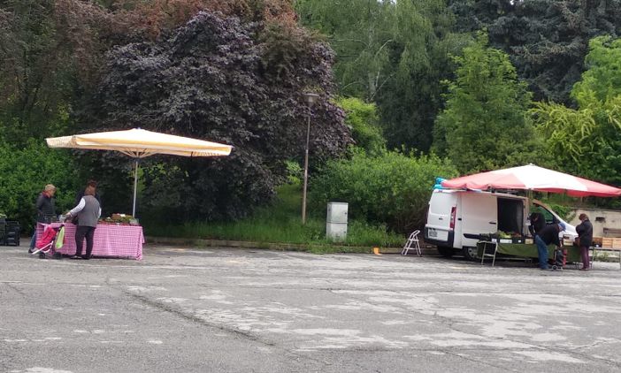 Il mercato di stamattina in piazza Avis a Pinerolo (foto di Cinzia Consolati) Il mercato di stamattina in piazza Avis a Pinerolo (foto di Cinzia Consolati)