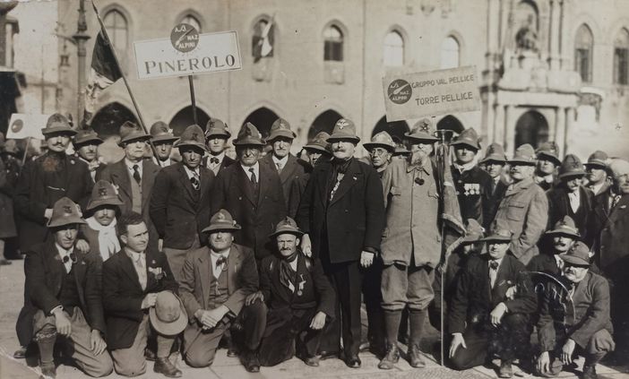 Al centro il generale Morero e inginocchiato con il cappello Godino, i due fondatori degli Alpini di Bricherasio