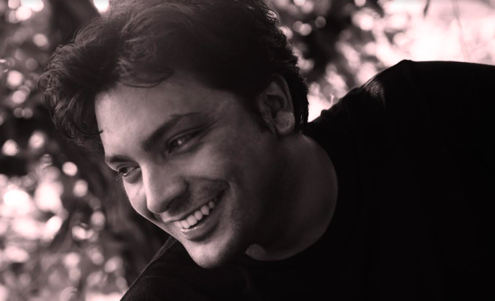 Il torrese Scarpelli presenta il suo primo libro di poesie nell’hotel in cui vive