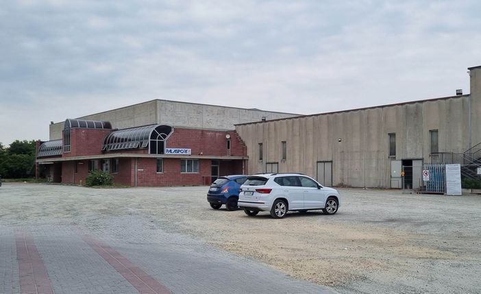 Il piazzale del palazzetto dello sport di Cavour Il piazzale del palazzetto dello sport di Cavour