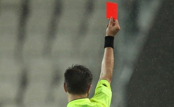 Nel calcio che sogna di ripartire, il Coronavirus vieta di protestare con l’arbitro