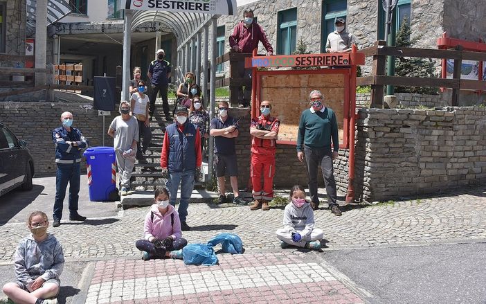 La carica dei cento volontari distanziati per ripulire Sestriere dai rifiuti