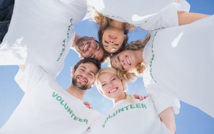 Volontari abbracciati