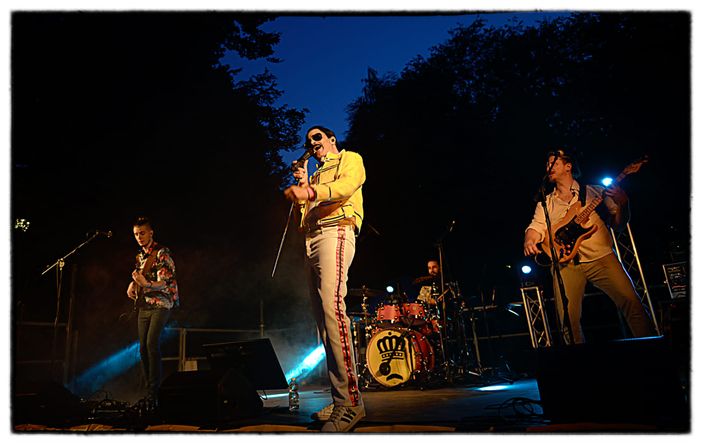 Musica, carne alla brace e birra in mezzo agli alberi a 1,500 metri di altitudine