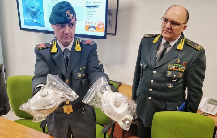 Coronavirus: mascherine vendute su Ebay a 5 mila euro, denunce e perquisizioni in tutta Italia