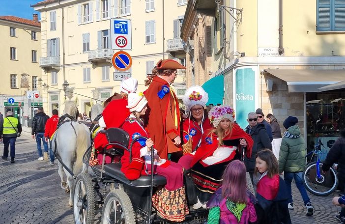 Gianduja e le sue Giacomette sul calesse per la consegna delle chiavi della città