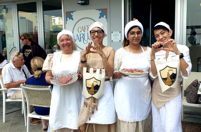 Il caffè Barusso di Alassio omaggia il Palio di Adelasia con gli “aperitivi d’epoca” Il caffè Barusso di Alassio omaggia il Palio di Adelasia con gli “aperitivi d’epoca”