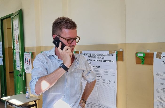 Cerato al telefono ai seggi, dopo la vittoria