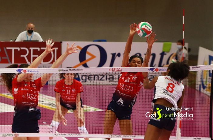 La Shields (Soverato) in attacco contro la Lpm Bam Mondovì, foto Cristiano Silvestri La Shields (Soverato) in attacco contro la Lpm Bam Mondovì, foto Cristiano Silvestri