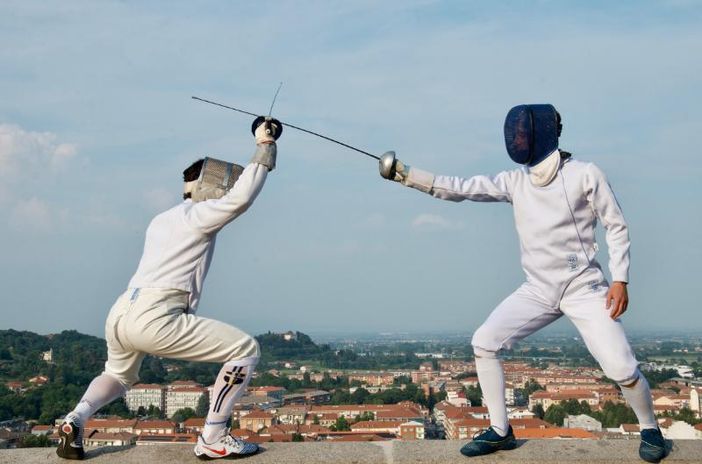 La storia della scherma nel Pinerolese si accompagna alla solidarietà con la mostra del fotografo Minozzi